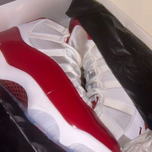 I’m selling Jordan 11 cherry 11/5